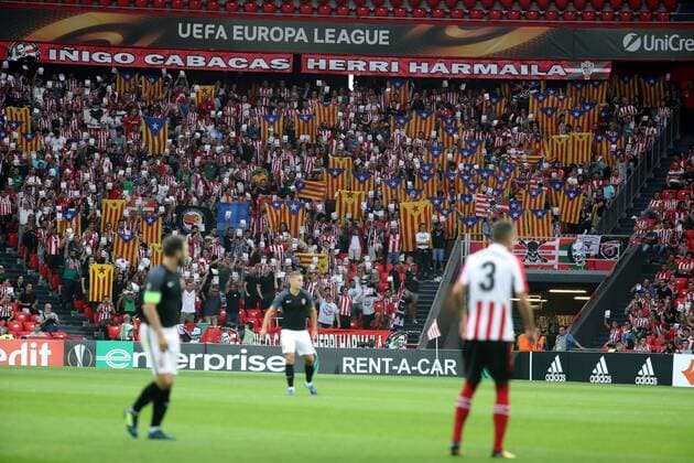 Bilder des Tages - SPORT A view of Catalan pro-independence flags during the UEFA Europa League Group J second round match between Athletic Bilbao and Zorya FC at the San Mames stadium in Bilbao, Basque Country, Spain, 28 September 2017. Athletic Bilbao vs. FC Zorya !ACHTUNG: NUR REDAKTIONELLE NUTZUNG!  Copyright: xLuisxTejidox BIL009 20170928-636422286982915125