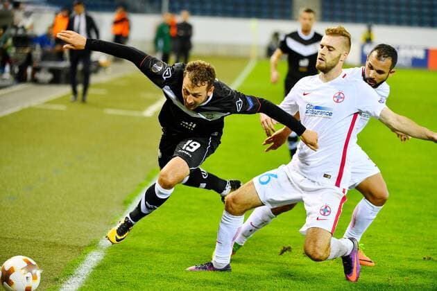28.09.2017 Luzern Swissporarena (Neuer Spielort ) Fussball Herren Saison 2017 2018 Europa League FC Lugano - Steaua Bukarest 1:2 Bild zeigt Alexander Gerndt FC Lugano) gegen Bodgan Planic(Steaua) Aktion Zweikampf c) Anton Geisser 