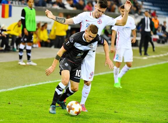 28.09.2017 Luzern Swissporarena (Neuer Spielort ) Fussball Herren Saison 2017 2018 Europa League FC Lugano - Steaua Bukarest 1:2 Bild zeigt Mattia Bottani FC Lugano) vorne gegen Dennis Man (Steaua) Aktion Zweikampf c) Anton Geisser 