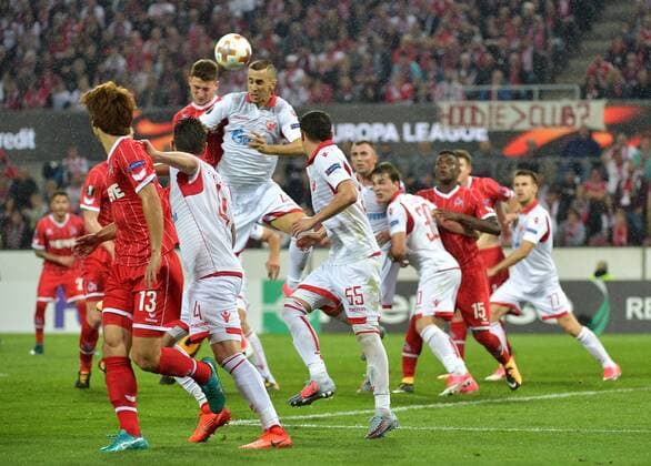 28.09.2017, xjpx, Fussball Europa League, 1.FC Koeln - Roter Stern Belgrad, emspor v.l. Nemanja Radonjic (Belgrad) klärt vor Salih Özcan (Koeln) Koeln