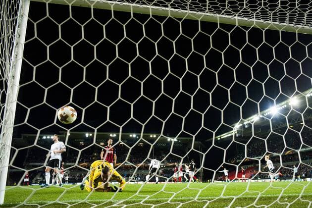 170928 Anders Konradsen of Rosenborgs scores 2-0 behind goalkeeper Filip Gacevski of FK Vardar during the UEFA Europa League match between Rosenborg and FK Vardar Skopje on September 28, 2017 in Trondheim. Photo: Jon Olav Nesvold BILDBYRN kod JE 160033  Copyright: JONxOLAVxNESVOLD BB170928BB902