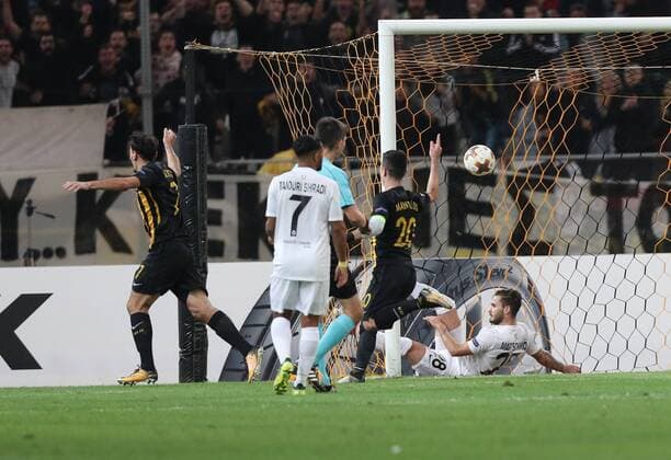 SOCCER - EL, Athens vs A.Wien ATHENS,GREECE,28.SEP.17 - SOCCER - UEFA Europa League, group stage, AEK Athens vs FK Austria Wien. Image shows the rejoicing of Lazaros Christodoulopoulos (AEK Athen), Petros Mantalos (AEK Athen), Ismael Tajouri (A.Wien) and Christoph Martschinko (A.Wien). GEPAxpictures xChristianxOrt