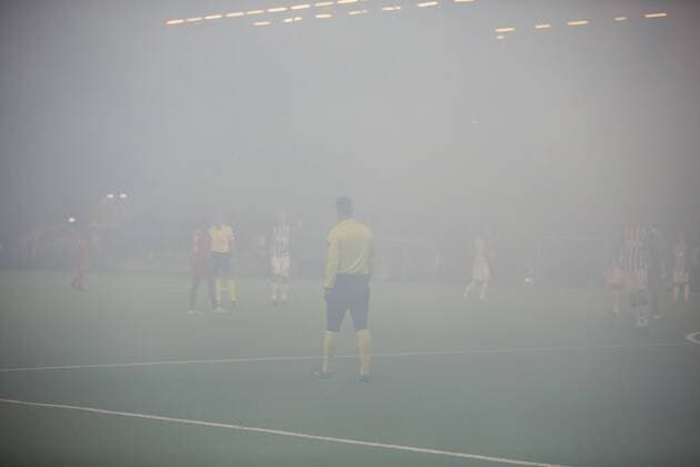 Bilder des Tages - SPORT 170928 Hertha Berlin?s fans tänder bengaler sa att hela planen blir rökfylld under fotbollsmatchen i Europa League mellan Östersund och Hertha Berlin den 28 september 2017 i Östersund.  Copyright: TOBIASxNYKÄNEN BB170928TN066