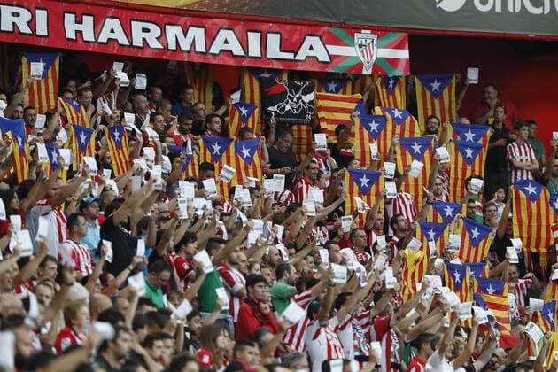 DAVID S BUSTAMANTE 28 09 2017 BILBAO PAIS VASCO Partido de la Jornada 2 de la UEFA Europa League disputado entre el Athletic de Bilbao y el FC Zorya Luhansk en el Estadio San Mames de Bilbao Los aficionados del Athletic de Bilbao sacan banderas esteladas de Catalu?a y papeletas pro referendum en el minuto 17  xDAVIDxS.xBUSTAMANTEx xx