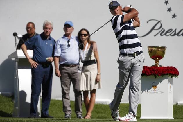Bilder des Tages - SPORT Brooks Koepka of the United States tees off on the first hole as former U.S. Presidents Bill Clinton and George Bush with his daughter Barbara Bush look on during day one of the Presidents Cup on September 28, 2017 at Liberty National Golf Club in Jersey City, New Jersey.  NYP20170928505 RICHxSCHULTZ