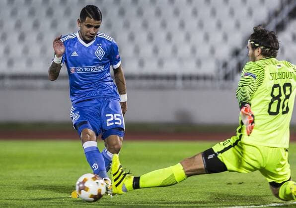 28th September 2017, Partizan Stadium, Belgrade, Serbia; UEFA Europa League group stage, Partizan versus Dynamo Kiev; Goalkeeper Vladimir Stojkovic of Partizan blocks the shoot of Midfielder Derlis Gonzalez of Dynamo Kiev  ActionPlus11935034
