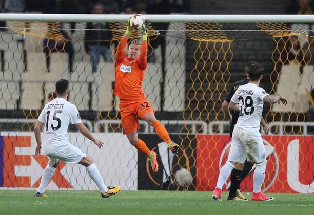 SOCCER - EL, Athens vs A.Wien ATHENS,GREECE,28.SEP.17 - SOCCER - UEFA Europa League, group stage, AEK Athens vs FK Austria Wien. Image shows Tarkan Serbest (A.Wien), Patrick Pentz (A.Wien) and Christoph Martschinko (A.Wien). GEPAxpictures xChristianxOrt