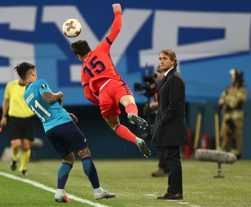 Bilder des Tages - SPORT September 28, 2017 - Saint Petersburg, Russia - Sebastian Driussi of FC Zenit Saint Petersburg (L) and Aritz Elustondo of FC Real Sociedad vie for the ball during the UEFA Europa League Group L football match between FC Zenit Saint Petersburg and FC Real Sociedad at Saint Petersburg Stadium on September 28, 2017 in St.Petersburg, Russia. Zenit v Real Sociedad - UEFA Europa League  - ZUMAn230 20170928_zaa_n230_278 Copyright: xIgorxRussakx