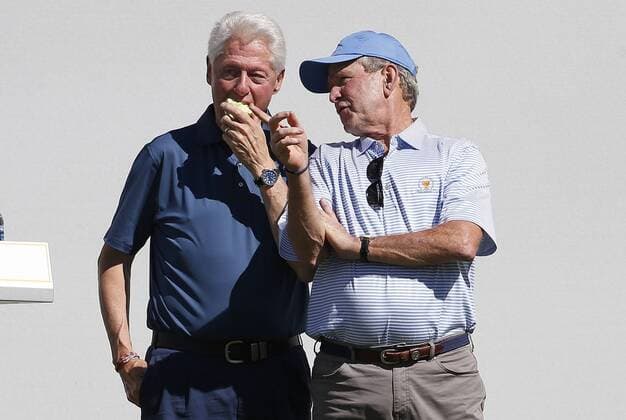Themen der Woche - SPORT Bilder des Tages - SPORT Former U.S. Presidents Bill Clinton and George W. Bush stand behind the first tee box on day one of the Presidents Cup on September 28, 2017 at Liberty National Golf Club in Jersey City, New Jersey.  NYP20170928599 RICHxSCHULTZ