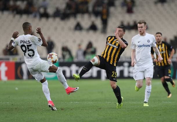 SOCCER - EL, Athens vs A.Wien ATHENS,GREECE,28.SEP.17 - SOCCER - UEFA Europa League, group stage, AEK Athens vs FK Austria Wien. Image shows Felipe Pires (A.Wien), Kostas Galanopoulos (AEK Athen) and Kevin Friesenbichler (A.Wien). GEPAxpictures xChristianxOrt