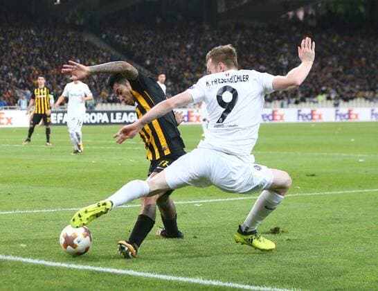 SOCCER - EL, Athens vs A.Wien ATHENS,GREECE,28.SEP.17 - SOCCER - UEFA Europa League, group stage, AEK Athens vs FK Austria Wien. Image shows Sergio Araujo (AEK Athen) and Kevin Friesenbichler (A.Wien). GEPAxpictures xChristianxOrt