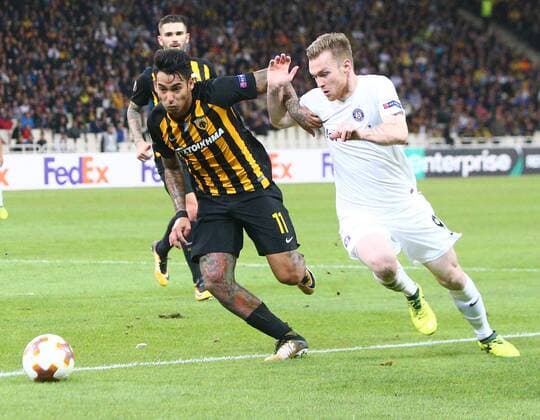 SOCCER - EL, Athens vs A.Wien ATHENS,GREECE,28.SEP.17 - SOCCER - UEFA Europa League, group stage, AEK Athens vs FK Austria Wien. Image shows Sergio Araujo (AEK Athen) and Kevin Friesenbichler (A.Wien). GEPAxpictures xChristianxOrt