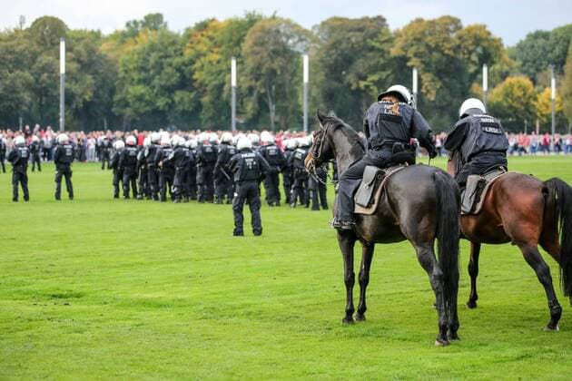 Die Polizei sichert das Gelaende beim Eintreffen der Fans aus Belgrad, 1. FC Koeln - Roter Stern Belgrad Koeln Copyright: xEIBNER BenjaminxHornx EP_BHN