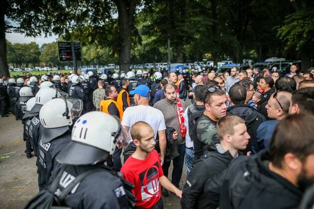 Die Polizei sichert das Gelaende beim Eintreffen der Fans aus Belgrad, 1. FC Koeln - Roter Stern Belgrad Koeln Copyright: xEIBNER BenjaminxHornx EP_BHN