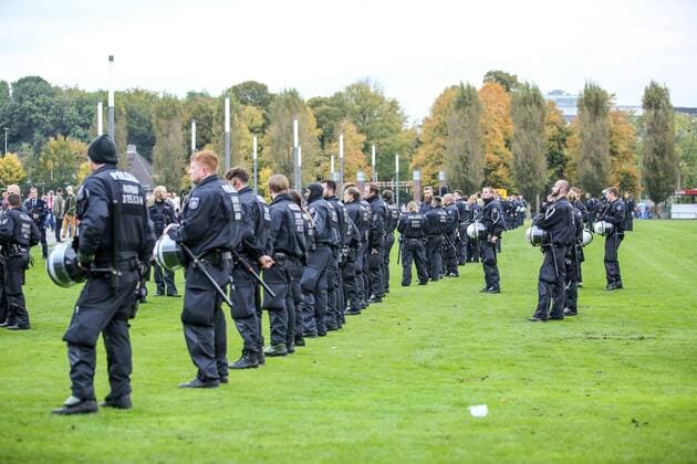 Die Polizei sichert das Gelaende beim Eintreffen der Fans aus Belgrad, 1. FC Koeln - Roter Stern Belgrad Koeln Copyright: xEIBNER BenjaminxHornx EP_BHN