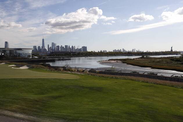 JERSEY CITY, NJ - SEPTEMBER 29: A wide angle general view of the 14th hole with the New York skyline, the Statue of Liberty, and the Liberty National clubhouse in the background during the second round of the Presidents Cup at Liberty National Golf Club on September 29, 2017 in Jersey City, New Jersey. (Photo by Brian Spurlock Icon Sportswire) GOLF: SEP 29 PGA Golf Herren - The Presidents Cup - Second Round Icon170929101 EDITORIAL USE ONLY