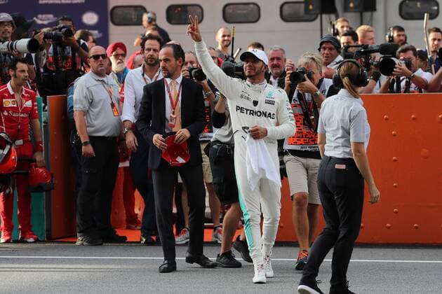 30.09.2017 - Qualifying, Lewis Hamilton (GBR) Mercedes AMG F1 W08 pole position Malaysian Grand Prix, Sepang 28 September - 1 October 2017 30.09.2017 - Qualifying, Lewis Hamilton (GBR) Mercedes AMG F1 W08 pole position 