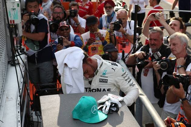 30.09.2017 - Qualifying, Lewis Hamilton (GBR) Mercedes AMG F1 W08 pole position Malaysian Grand Prix, Sepang 28 September - 1 October 2017 30.09.2017 - Qualifying, Lewis Hamilton (GBR) Mercedes AMG F1 W08 pole position 