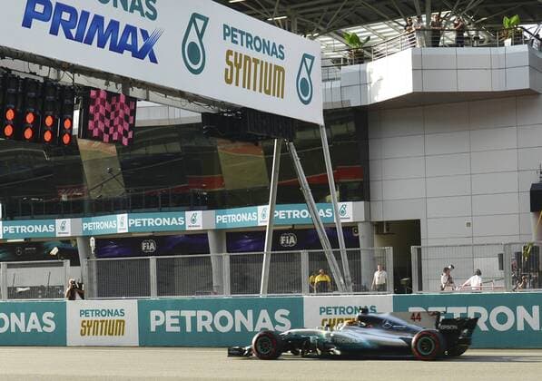 (170930) -- SEPANG, Sept. 30, 2017 -- Mercedes British driver Lewis Hamilton races to the finishing line to win the pole position in the qualifying session at the Formula One Malaysia Grand Prix at the Sepang Circuit in Malaysia, on Sept. 30, 2017. Chong Voon Chung) (SP)MALAYSIA-SEPANG-F1-QUALIFYING SESSION kualalumpur 