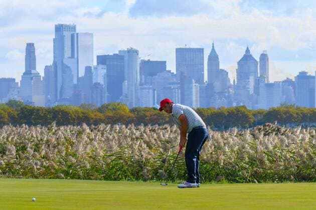 Saturday September 30, 2017: Patrick Reed of the United States hits a putt on the 10th hole during the third round of the Presidents Cup at Liberty National Golf Course in Jersey City, New Jersey. CSM PGA Golf Herren 2017: Presidents Cup SEPT 30 - ZUMAc04_ 20170930_zaf_c04_031 Copyright: xGregoryxVasilx