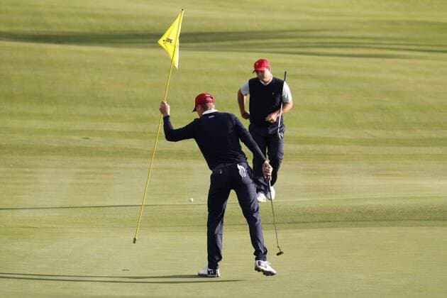 JERSEY CITY, NJ - SEPTEMBER 30: USA golfer Jordan Spieth pull out the flag on the 4th green during the third round of the Presidents Cup at Liberty National Golf Club on September 30, 2017 in Jersey City, New Jersey. (Photo by Brian Spurlock Icon Sportswire) GOLF: SEP 30 PGA Golf Herren - The Presidents Cup - Third Round Icon170930265 EDITORIAL USE ONLY