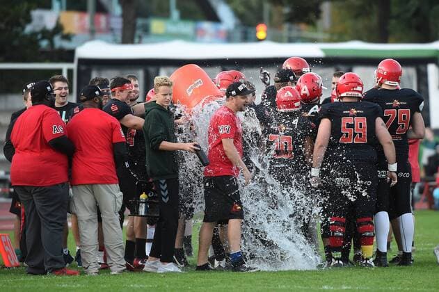 Bilder des Tages - SPORT American Football, Herren, Saison 2017, GFL 2, Relegationsrückspiel zum Aufstieg in die GFL , Potsdam Royals - Berlin Adler, Jubel nach dem Abpfiff, Cheftrainer Michael Vogt (Potsdam Royals, mi.) bekommt nach dem Sieg die traditionelle Dusche, 30.09.17, Copyright: xMichaelxHundtx xMatthiasxKochx