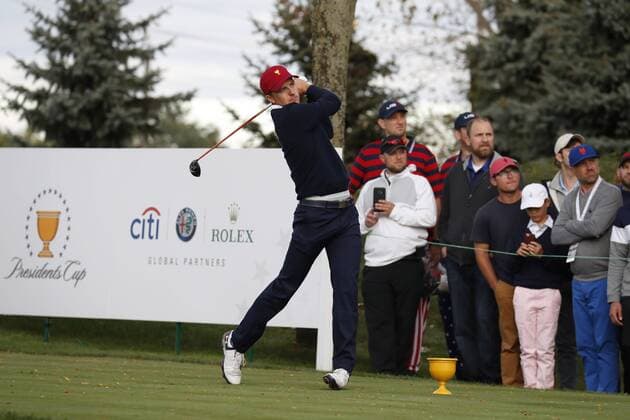 JERSEY CITY, NJ - SEPTEMBER 30: USA golfer Jordan Spieth tees off on the 6th hole during the third round of the Presidents Cup at Liberty National Golf Club on September 30, 2017 in Jersey City, New Jersey. (Photo by Brian Spurlock Icon Sportswire) GOLF: SEP 30 PGA Golf Herren - The Presidents Cup - Third Round Icon170930274 EDITORIAL USE ONLY