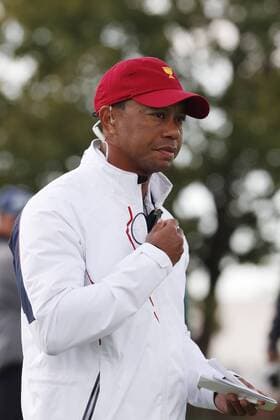 JERSEY CITY, NJ - SEPTEMBER 30: USA vice captain Tiger Woods walks the 6th hole during the third round of the Presidents Cup at Liberty National Golf Club on September 30, 2017 in Jersey City, New Jersey. (Photo by Brian Spurlock Icon Sportswire) GOLF: SEP 30 PGA Golf Herren - The Presidents Cup - Third Round Icon170930279 EDITORIAL USE ONLY