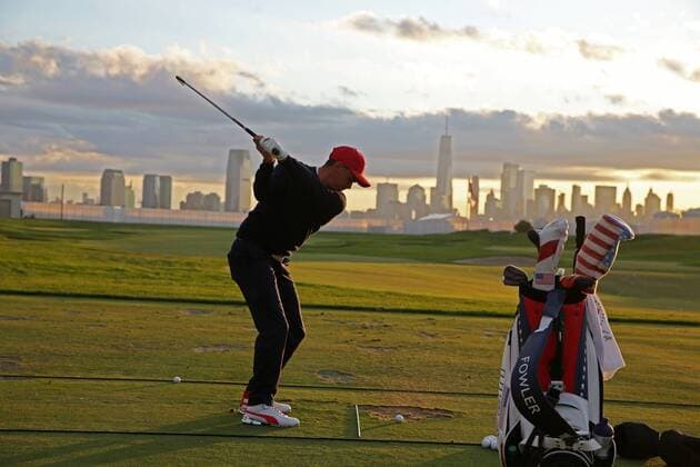 JERSEY CITY, NJ - SEPTEMBER 30: USA golfer Rickie Fowler hits balls at the practice range with the New York city skyline in the background before playing in the third round of the Presidents Cup at Liberty National Golf Club on September 30, 2017 in Jersey City, New Jersey. (Photo by Brian Spurlock Icon Sportswire) GOLF: SEP 30 PGA Golf Herren - The Presidents Cup - Third Round Icon170930222 EDITORIAL USE ONLY