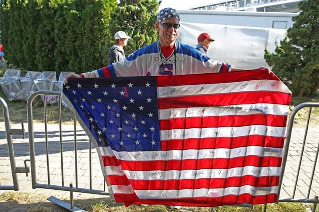 Bilder des Tages - SPORT JERSEY CITY, NJ - SEPTEMBER 30: A spectator dressed in patriotic colors displays a flag with golfers autographs on the flag during the third round of the Presidents Cup at Liberty National Golf Club on September 30, 2017 in Jersey City, New Jersey. (Photo by Brian Spurlock Icon Sportswire) GOLF: SEP 30 PGA Golf Herren - The Presidents Cup - Third Round Icon170930230 EDITORIAL USE ONLY