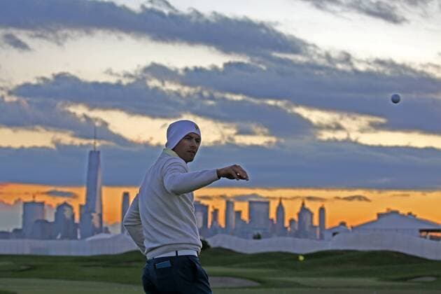 Bilder des Tages - SPORT JERSEY CITY, NJ - SEPTEMBER 30: International golfer Adam Scott catches a golf balls tossed by his caddie at the practice range at sunrise with the New York city skyline in the background before playing in the third round of the Presidents Cup at Liberty National Golf Club on September 30, 2017 in Jersey City, New Jersey. (Photo by Brian Spurlock Icon Sportswire) GOLF: SEP 30 PGA Golf Herren - The Presidents Cup - Third Round Icon170930211 EDITORIAL USE ONLY