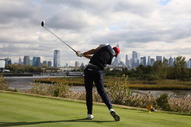 JERSEY CITY, NJ - SEPTEMBER 30: USA golfer Dustin Johnson tees off on the 14th hole with the New York city skyline in the background during the third round of the Presidents Cup at Liberty National Golf Club on September 30, 2017 in Jersey City, New Jersey. (Photo by Brian Spurlock Icon Sportswire) GOLF: SEP 30 PGA Golf Herren - The Presidents Cup - Third Round Icon170930248 EDITORIAL USE ONLY