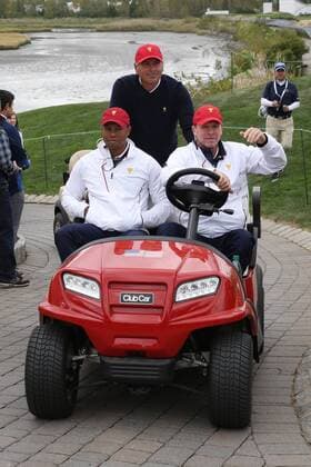 JERSEY CITY, NJ - SEPTEMBER 30: USA captain drives a golf cart with vice captains Tiger Woods and Fred Couples during the third round of the Presidents Cup at Liberty National Golf Club on September 30, 2017 in Jersey City, New Jersey. (Photo by Brian Spurlock Icon Sportswire) GOLF: SEP 30 PGA Golf Herren - The Presidents Cup - Third Round Icon170930251 EDITORIAL USE ONLY