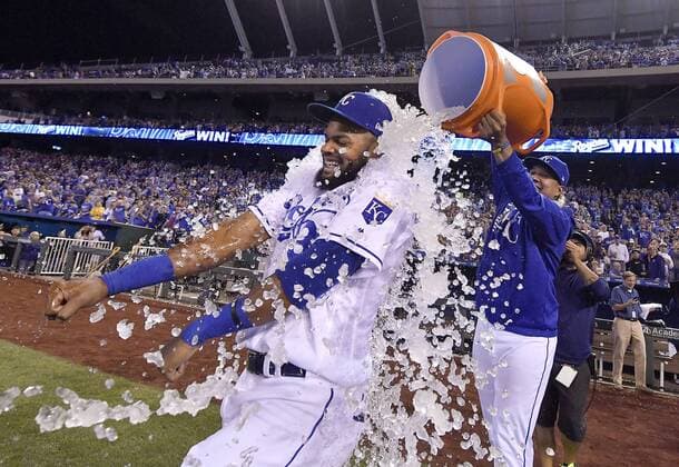 Bilder des Tages - SPORT September 30, 2017 - Kansas City, MO, USA - The Kansas City Royals Salvador Perez deposits the Salvy Splash on Jorge Bonifacio after a 4-3 win against the Arizona Diamondbacks at Kauffman Stadium in Kansas City, Mo., on Saturday, Sept., 30, 2017. Arizona at Kansas City - ZUMAm67_ 20170930_zaf_m67_146 Copyright: xJohnxSleezerx