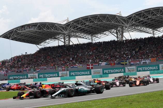 01.10.2017 - Race, Start of the race, Valtteri Bottas (FIN) Mercedes AMG F1 W08 and Max Verstappen (NED) Red Bull Racing RB13 Malaysian Grand Prix, Sepang 28 September - 1 October 2017 01.10.2017 - Race, Start of the race, Valtteri Bottas (FIN) Mercedes AMG F1 W08 and Max Verstappen (NED) Red Bull Racing RB13 