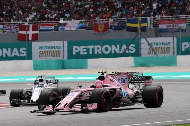 01.10.2017 - Race, Felipe Massa (BRA) Williams FW40 and Esteban Ocon (FRA) Sahara Force India F1 VJM10 Malaysian Grand Prix, Sepang 28 September - 1 October 2017 01.10.2017 - Race, Felipe Massa (BRA) Williams FW40 and Esteban Ocon (FRA) Sahara Force India F1 VJM10 