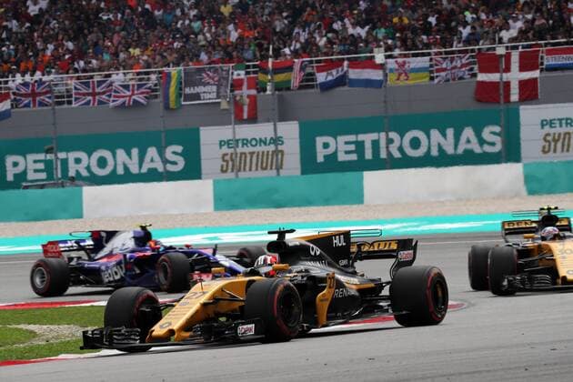 01.10.2017 - Race, Nico Hulkenberg (GER) Renault F1 Team RS17 leads Jolyon Palmer (GBR) Renault Sport F1 Team RS17 Malaysian Grand Prix, Sepang 28 September - 1 October 2017 01.10.2017 - Race, Nico Hulkenberg (GER) Renault Sport F1 Team RS17 leads Jolyon Palmer (GBR) Renault Sport F1 Team RS17 