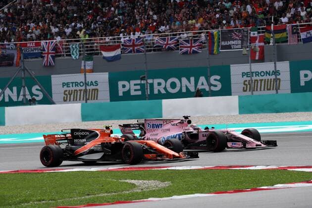 01.10.2017 - Race, Stoffel Vandoorne (BEL) McLaren MCL32 and Sergio Perez (MEX) Sahara Force India F1 VJM010 Malaysian Grand Prix, Sepang 28 September - 1 October 2017 01.10.2017 - Race, Stoffel Vandoorne (BEL) McLaren MCL32 and Sergio Perez (MEX) Sahara Force India F1 VJM010 