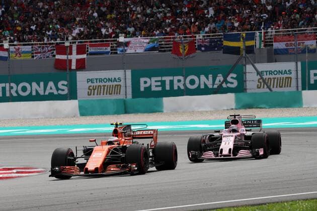 01.10.2017 - Race, Stoffel Vandoorne (BEL) McLaren MCL32 and Sergio Perez (MEX) Sahara Force India F1 VJM010 Malaysian Grand Prix, Sepang 28 September - 1 October 2017 01.10.2017 - Race, Stoffel Vandoorne (BEL) McLaren MCL32 and Sergio Perez (MEX) Sahara Force India F1 VJM010 