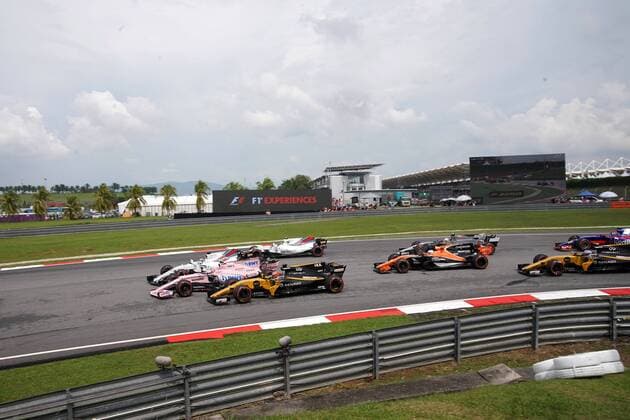 01.10.2017 - Race, Start of the race, Nico Hulkenberg (GER) Renault F1 Team RS17 Malaysian Grand Prix, Sepang 28 September - 1 October 2017 01.10.2017 - Race, Start of the race, Nico Hulkenberg (GER) Renault Sport F1 Team RS17 