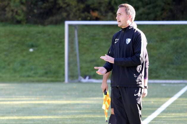 Trainer David Siebers (BO) klatscht seiner Mannschaft Beifall Sonntag 01.10.2017, B-Junioren Westfalenliga Saison 17 18 - 4. Spieltag in Siegen, Sportfreunde Siegen - VfL Bochum 1848 II (U16)