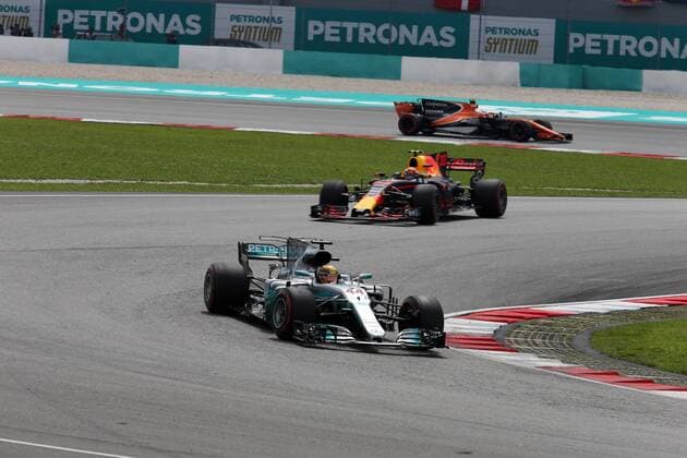 01.10.2017 - Race, Lewis Hamilton (GBR) Mercedes AMG F1 W08 leads Max Verstappen (NED) Red Bull Racing RB13 Malaysian Grand Prix, Sepang 28 September - 1 October 2017 01.10.2017 - Race, Lewis Hamilton (GBR) Mercedes AMG F1 W08 leads Max Verstappen (NED) Red Bull Racing RB13 