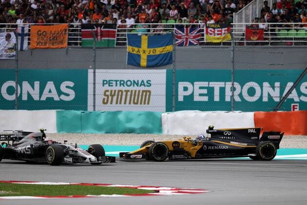01.10.2017 - Race, Kevin Magnussen (DEN) Haas F1 Team VF-17 and Jolyon Palmer (GBR) Renault F1 Team RS17 Malaysian Grand Prix, Sepang 28 September - 1 October 2017 01.10.2017 - Race, Kevin Magnussen (DEN) Haas F1 Team VF-17 and Jolyon Palmer (GBR) Renault Sport F1 Team RS17 