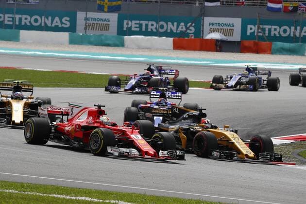 Motorsports: FIA Formula One World Championship WM Weltmeisterschaft 2017, Grand Prix of Malaysia, 5 Sebastian Vettel (GER, Scuderia Ferrari), 27 Nico Hulkenberg (GER, Renault F1 Team), Sepang Malaysia