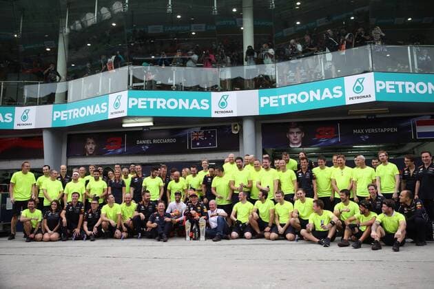 01.10.2017 - Race, Celebration, Max Verstappen (NED) Red Bull Racing RB13 race winner and Daniel Ricciardo (AUS) Red Bull Racing RB13 3rd place Malaysian Grand Prix, Sepang 28 September - 1 October 2017 01.10.2017 - Race, Celebration, Max Verstappen (NED) Red Bull Racing RB13 race winner and Daniel Ricciardo (AUS) Red Bull Racing RB13 3rd place 
