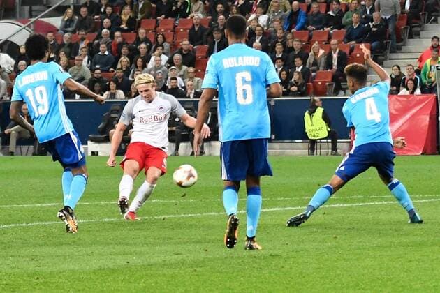 Salzburg, Oesterreich, 28.9.2017, Fussball, UEFA Europa League Gruppenphase - FC Red Bull Salzburg vs Olympique de Marseille. Bild zeigt Luiz Gustavo (Olympique de Marseille), Xaver Schlager (RBS), Rolando (Olympique de Marseille) und Boubacar Kamara (Olympique de Marseille). 28 09 17, Salzburg, Austria, Sport, Football, UEFA Europa League Gruppenphase - FC Red Bull Salzburg vs Olympique de Marseille. Image shows Luiz Gustavo (Olympique de Marseille), Xaver Schlager (RBS), Rolando (Olympique de Marseille) and Boubacar Kamara (Olympique de Marseille). 170028_SEPA_21_039.JPG xsmmpJPGx
