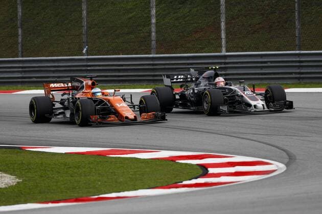 Motorsports: FIA Formula One World Championship WM Weltmeisterschaft 2017, Grand Prix of Malaysia, 14 Fernando Alonso (ESP, McLaren Honda), 20 Kevin Magnussen (DNK, Haas F1 Team), Sepang Malaysia