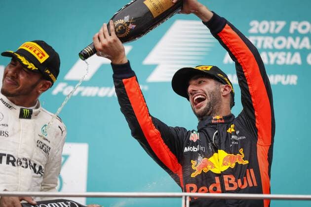 Motorsports: FIA Formula One World Championship WM Weltmeisterschaft 2017, Grand Prix of Malaysia, 44 Lewis Hamilton (GBR, Mercedes AMG Petronas F1 Team), 3 Daniel Ricciardo (AUS, Red Bull Racing), Sepang Malaysia