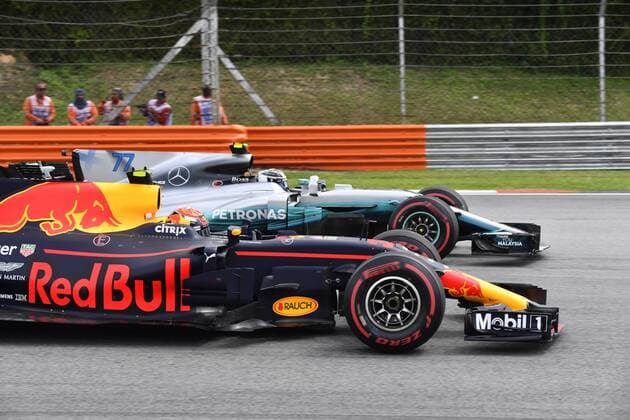 Motorsports: FIA Formula One World Championship WM Weltmeisterschaft 2017, Grand Prix of Malaysia, Start, 33 Max Verstappen (NLD, Red Bull Racing), 77 Valtteri Bottas (FIN, Mercedes AMG Petronas F1 Team), Sepang Malaysia