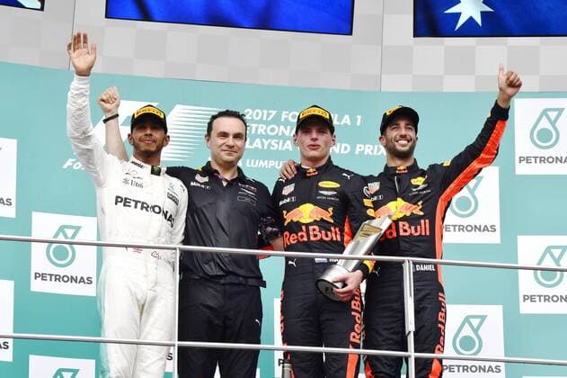 Motorsports: FIA Formula One World Championship WM Weltmeisterschaft 2017, Grand Prix of Malaysia, 44 Lewis Hamilton (GBR, Mercedes AMG Petronas F1 Team), 33 Max Verstappen (NLD, Red Bull Racing), 3 Daniel Ricciardo (AUS, Red Bull Racing), Sepang Malaysia